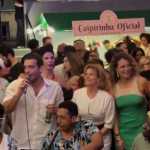 Humberto Carrão ganha homenagem e celebra com elenco de Vale Tudo; Bella Campos e Cauã ficam de fora