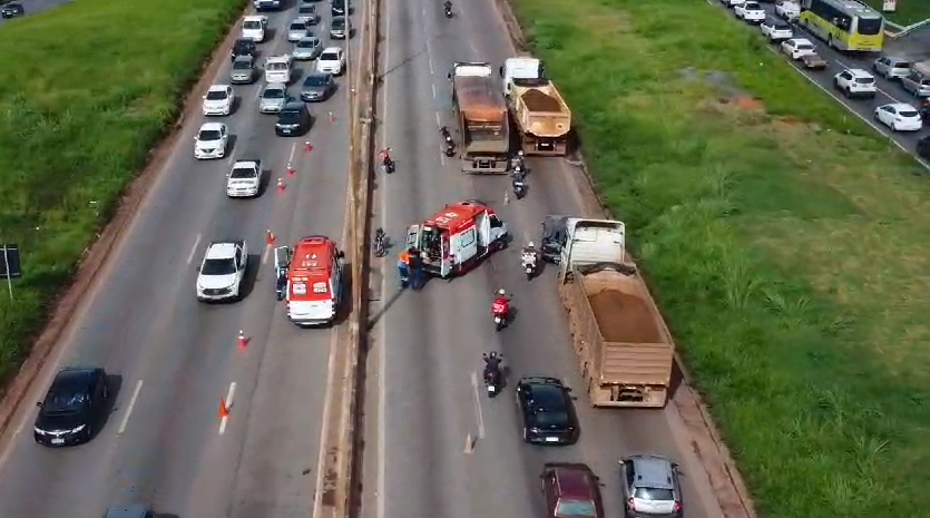 Vídeo: acidente entre moto, carro e carreta fecha faixas no Anel Rodoviário de BH