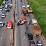 Vídeo: acidente entre moto, carro e carreta fecha faixas no Anel Rodoviário de BH