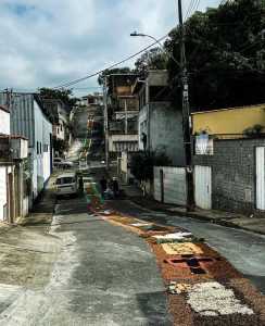 Fiéis decoraram ruas para a passagem das procissões.