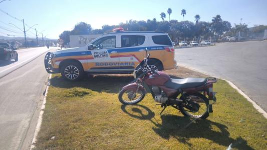 Moto foi apreendida.