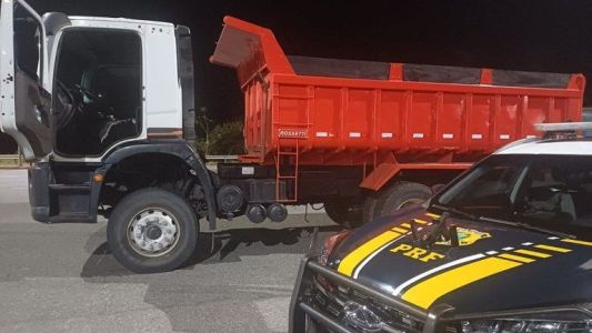 Arma com mira a laser foi encontrada escondida na cabine do caminhão durante fiscalização.