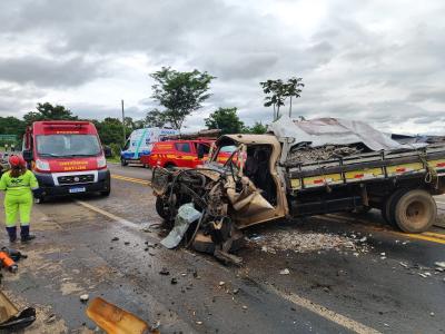 Segundo o Corpo de Bombeiros de Guaxupé, o motorista da caminhonete ficou preso às ferragens.