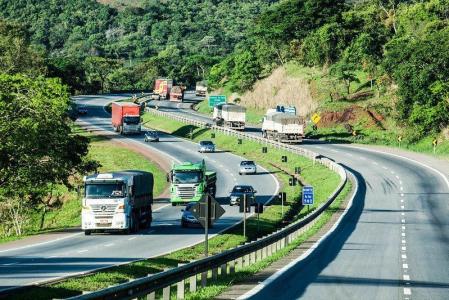 Veículos pesados também têm novos preços: ônibus e caminhões leves de dois eixos passam a pagar seis e quarenta.