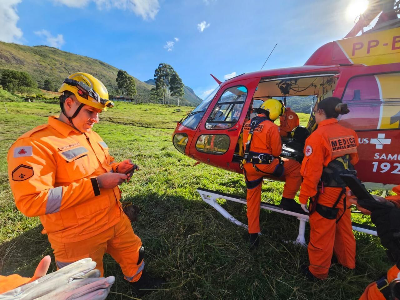 Homem sofre fratura durante trilha e é resgatado por helicóptero