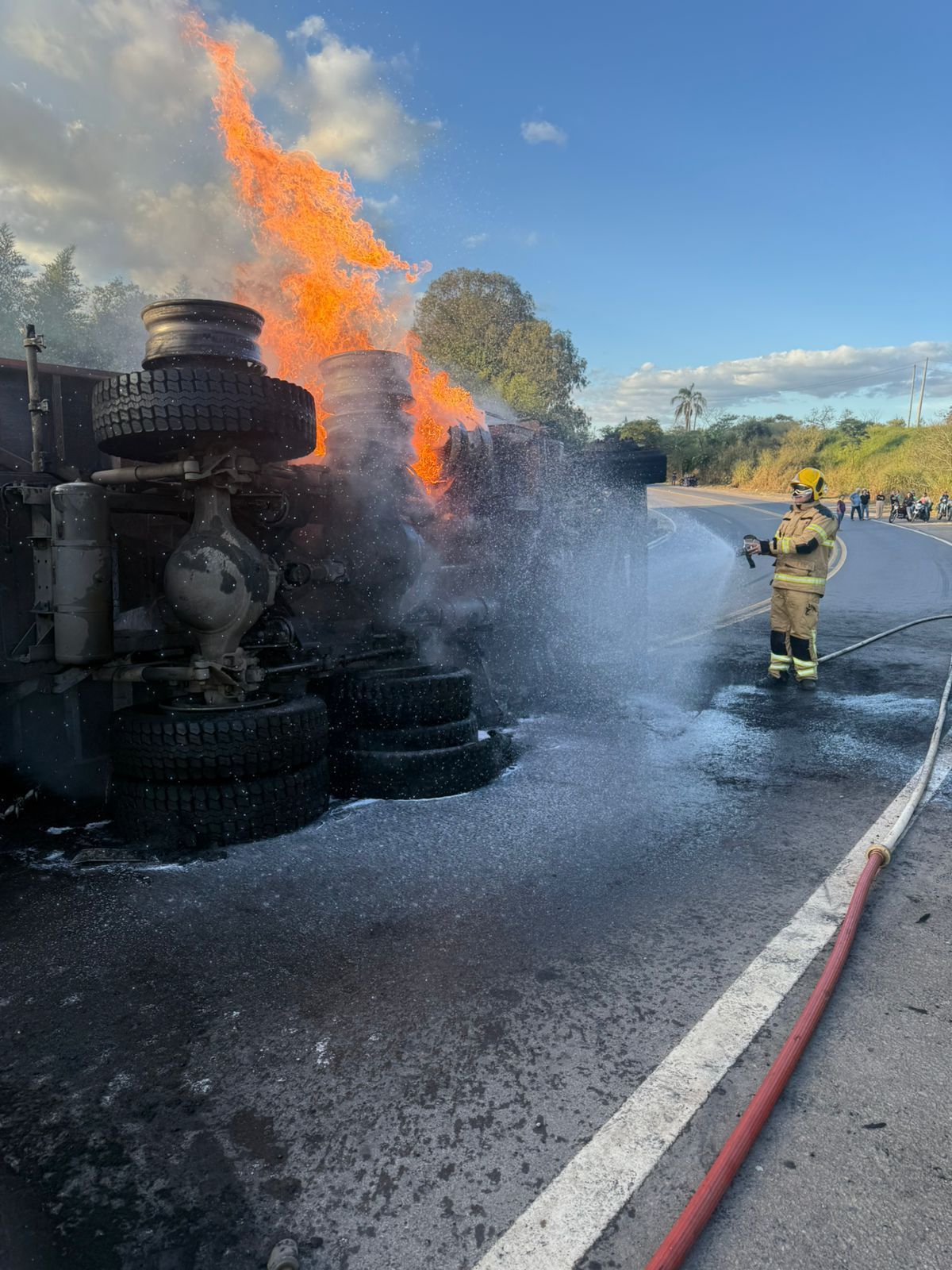 Acidente entre duas carretas e carro deixa ferido na MGC-491
