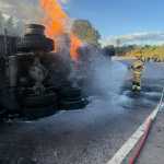 Acidente entre duas carretas e carro deixa ferido na MGC-491