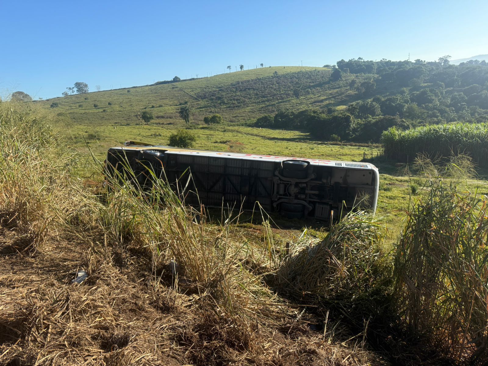 Motorista de ônibus que tombou pode ter dormido ao volante