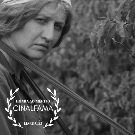 Marina Azze é protagonista do filme.