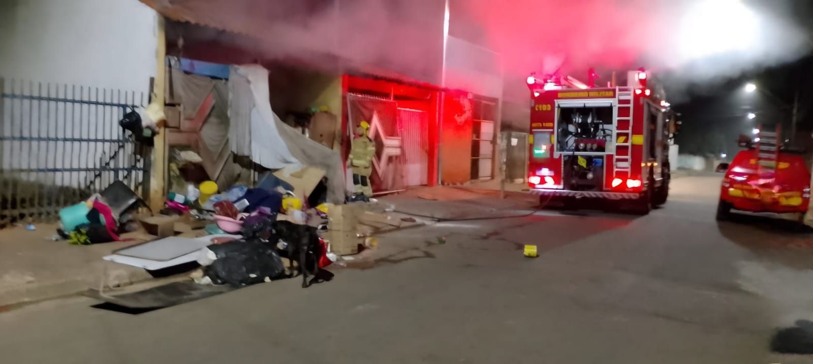 Casa pega fogo com mulher dentro e bombeiros são acionados