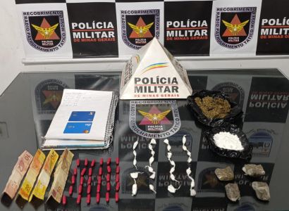 Drogas e caderno de anotações foram apreendidos no imóvel.