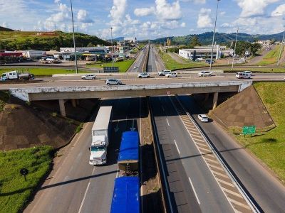 Concessionária reforça equipes, amplia monitoramento e estima mais de 1,4 milhão de veículos até domingo.