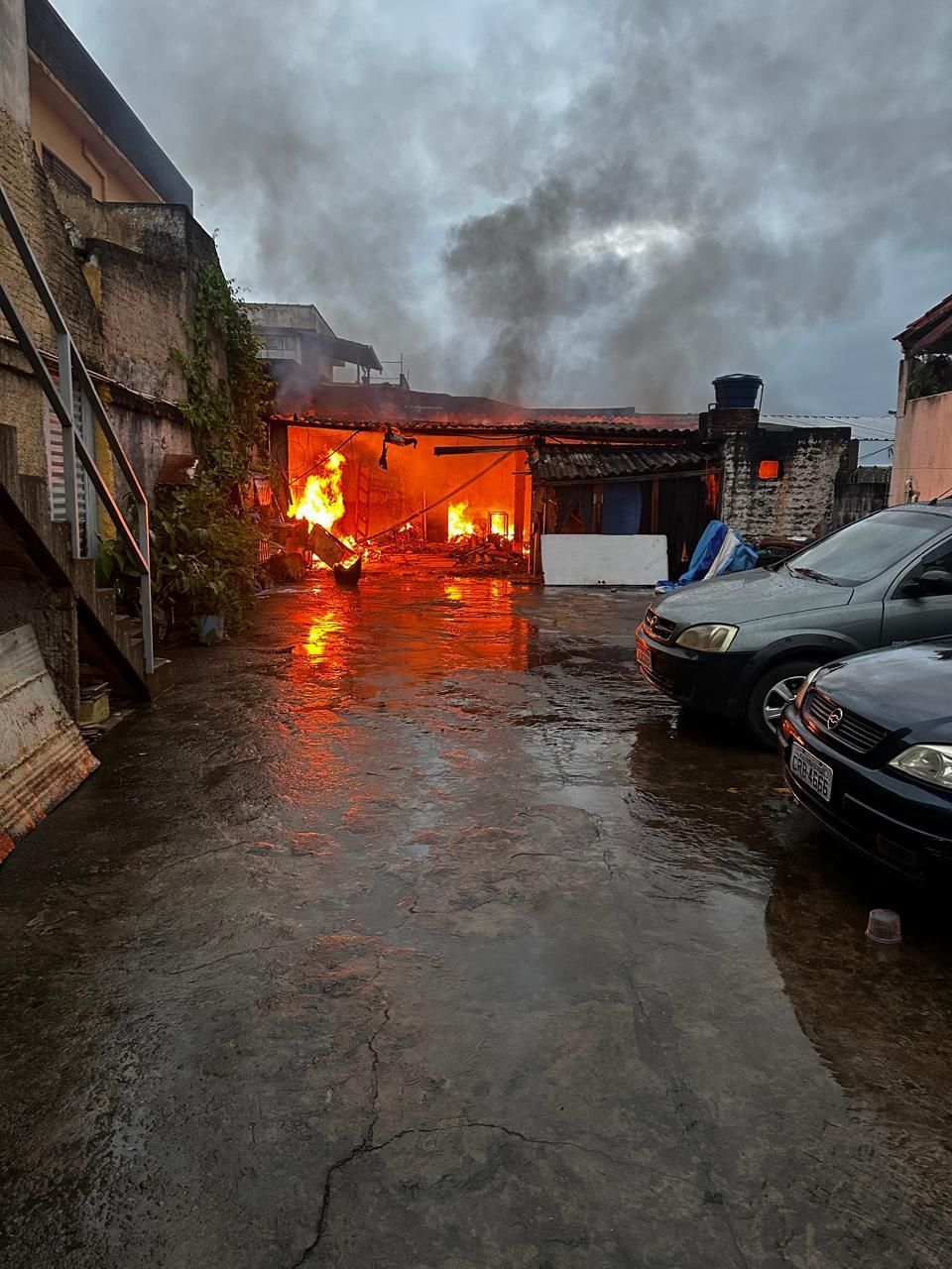 Incêndio destrói residência no bairro Barcelona em Varginha