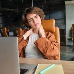 Ergonomia digital: como evitar dores e proteger a saúde no trabalho diante das telas