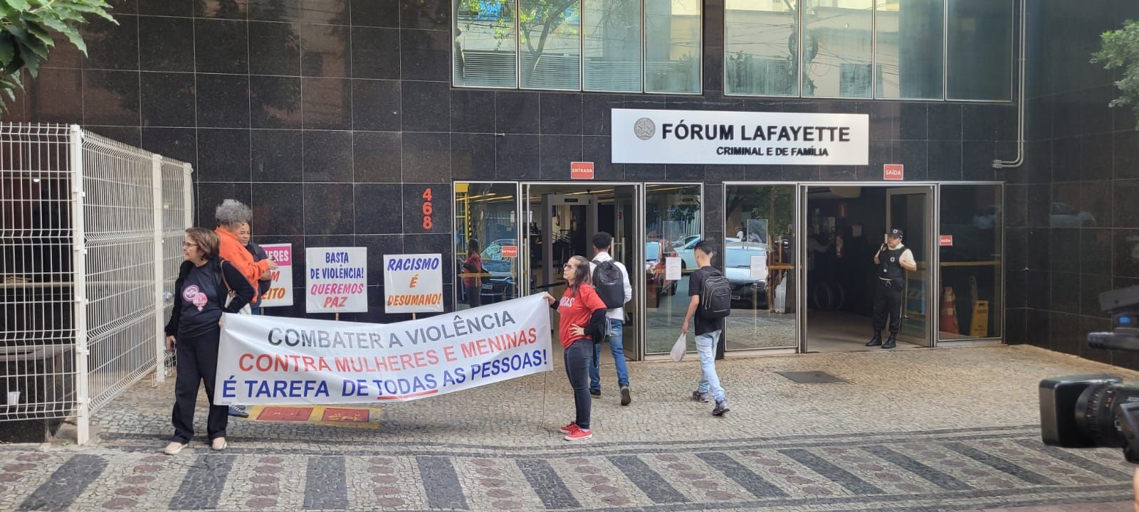 Julgamento de homem acusado de fazer emboscada e atear fogo em ex é julgado em BH é adiado