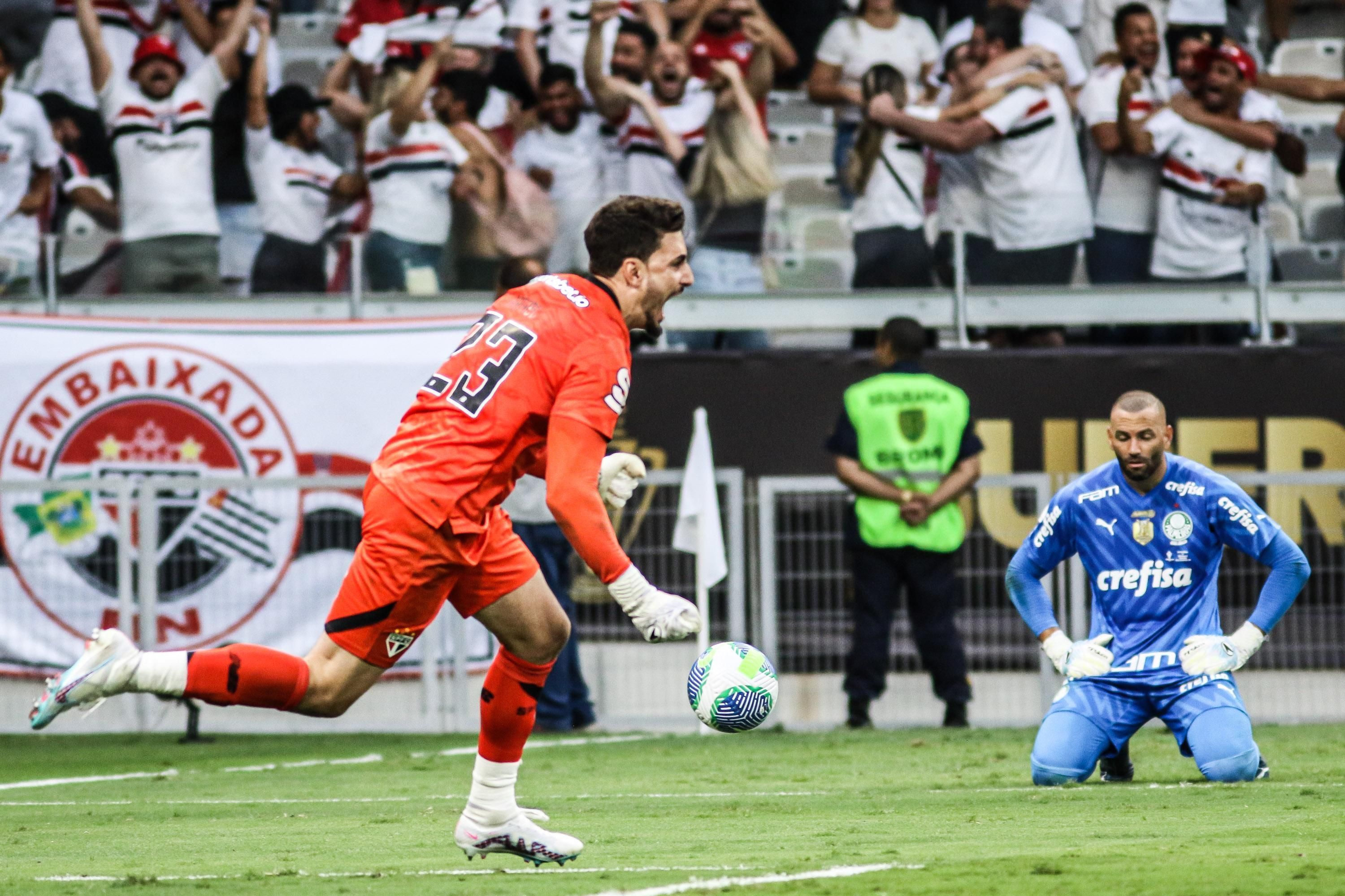 Nos pênaltis, São Paulo vence Palmeiras e conquista Supercopa pela primeira vez