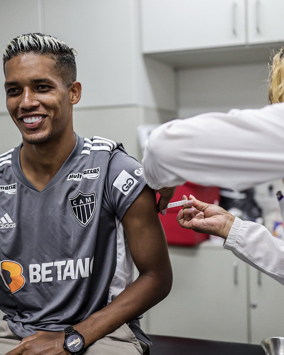 Atlético promove vacinação dos atletas contra doença em crescimento no país