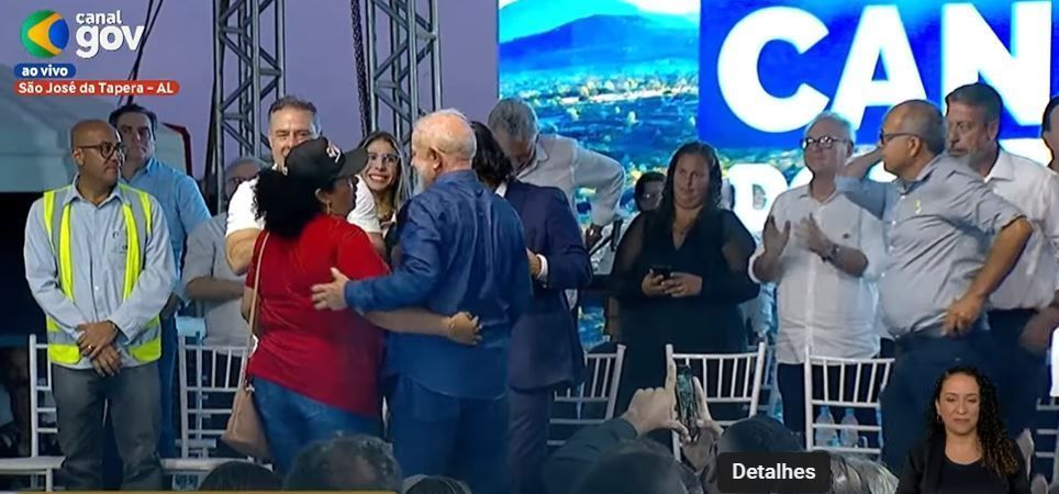 Adversários, Lira e Calheiros dividem palco e recebem afagos de Lula em Alagoas
