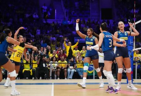 Jogadoras do Brasil comemoram ponto em jogo da VNL disputado no Maracanãzinho