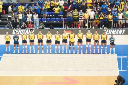 Jogadoras do Brasil no Maracanãzinho antes de jogo da Liga das Nações de Vôlei