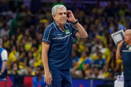 Zé Roberto Guimarães durante jogo do Brasil na VNL