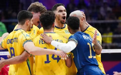 Jogadores do Brasil comemoram ponto marcado durante jogo da Liga das Nações de Vôlei