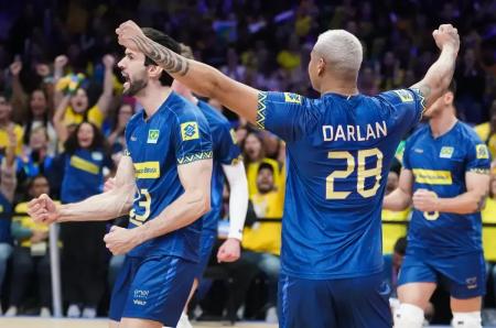 Jogadores do Brasil comemoram ponto marcado diante de Cuba na VNL