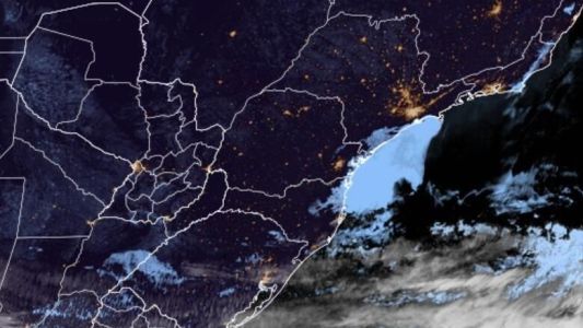 Imagem de satélite mostra camada de nevoeiro sobre litoral de SP; veja | CNN Brasil
