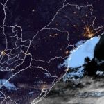 Imagem de satélite mostra camada de nevoeiro sobre litoral de SP; veja