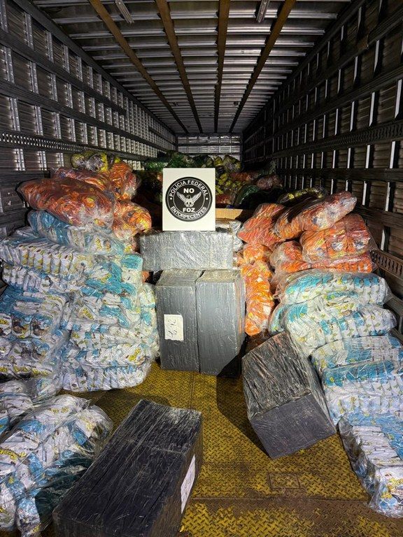 Polícia Federal apreende mais de 1 tonelada de drogas em carga de salgadinhos