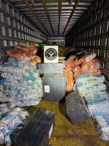 Polícia Federal apreende mais de 1 tonelada de drogas em carga de salgadinhos