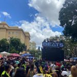 Bloco do Malvadão arrasta multidão com rap e funk pelas ruas da Savassi, em BH