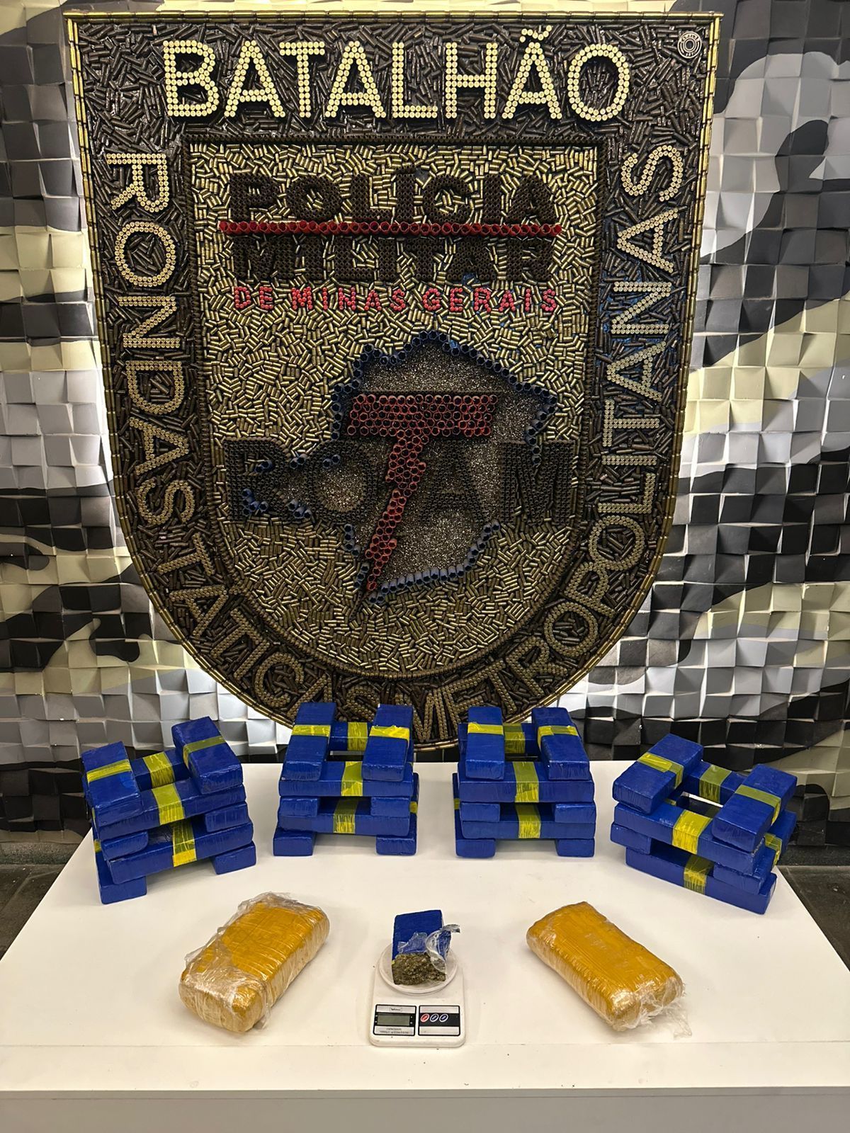 Motociclista é flagrado com barras de maconha em mochila de delivery em BH