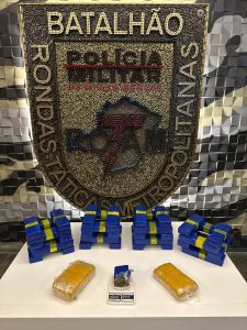 A motocicleta usada pelo entregador, apesar de estar regularizada, também foi apreendida