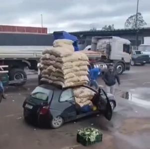 Ford Ka carregado com 60 sacos de batata