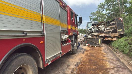 Acidente grave entre ônibus e carreta deixa mortos e feridos na BR-365