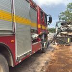 Acidente grave entre ônibus e carreta deixa mortos e feridos na BR-365, no Norte de Minas