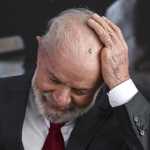FOTOS: Lula expõe cicatriz em cabeça após cirurgia de emergência