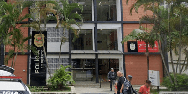 Segundo a polícia a mulher foi resgatada por agentes com marcas de agressão em todo o corpo