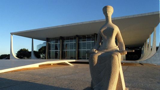 STF aprova tese que exige explicar demissão de empregados públicos | CNN Brasil