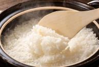 Colocar uma colher de vinagre no preparo do arroz: para que serve e por que é recomendado
