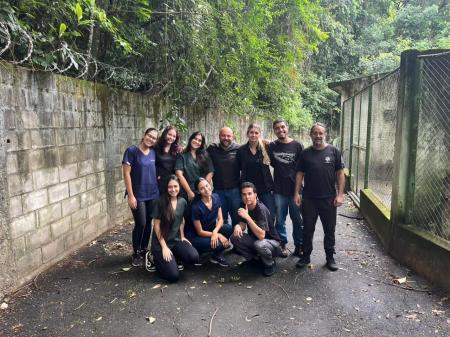 Durante a atividade, estudantes de Medicina Veterinária participaram de procedimentos práticos, como ausculta cardíaca, hidratação e limpeza de feridas no animal.