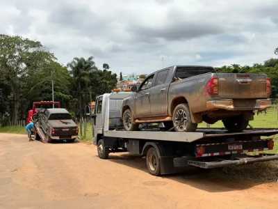 As caminhonetes estavam escondidas e sem as placas, que foram encontradas pelos policiais dentro do imóvel.