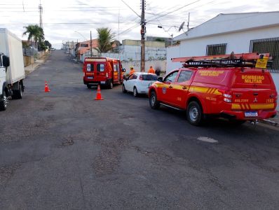 Segundo os militares, a vítima recebeu atendimento no local e estava consciente.