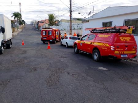 Segundo os militares, a vítima recebeu atendimento no local e estava consciente.