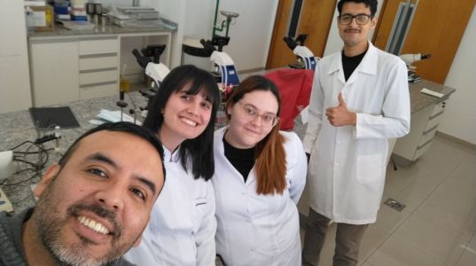 Equipe discente de diferentes cursos da UNIFAL-MG envolvida com a preparação do material biológico do Serviço de Diagnóstico Genético.
