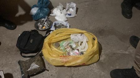 Em buscas no quarto do homem, militares recolheram mais de duzentos comprimidos de ecstasy, além de porções de skunk, um quilo de pasta base de cocaína e materiais para dolagem