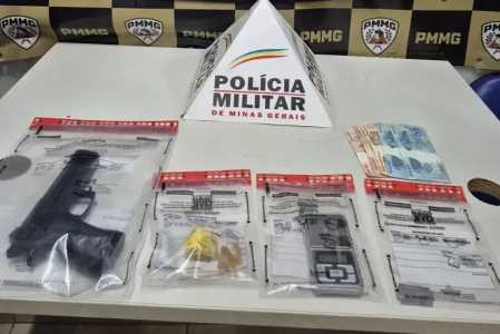 Denúncia anônima levou a PM até o casal, que tentou fugir e acabou preso com drogas e uma falsa arma de fogo.