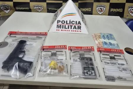 Denúncia anônima levou a PM até o casal, que tentou fugir e acabou preso com drogas e uma falsa arma de fogo.