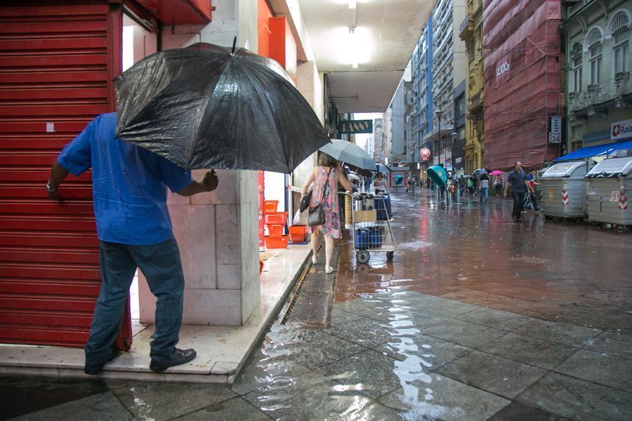 Chuvas no RS: Porto Alegre entra em alerta preventivo para temporal neste domingo (23)